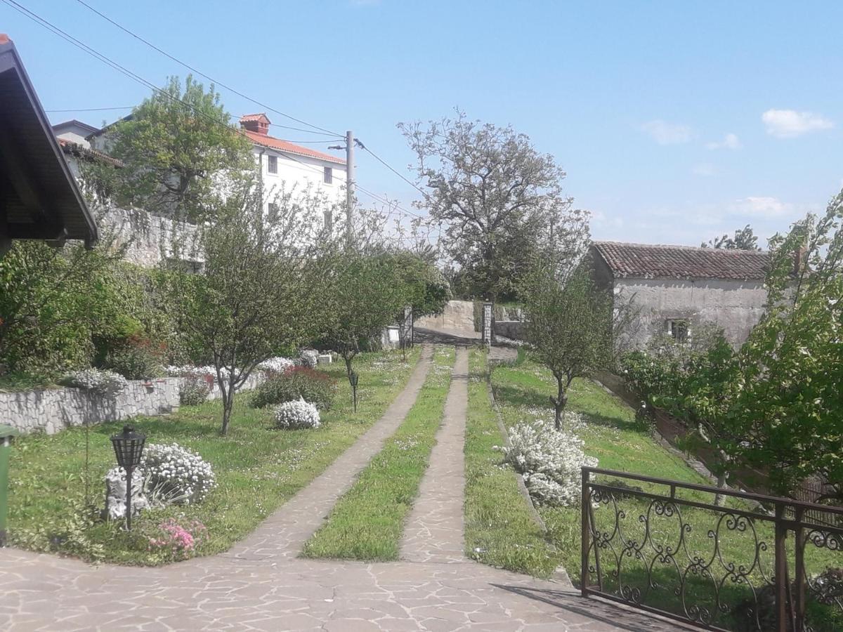 Apartma Oddih Dutovlje Exteriér fotografie