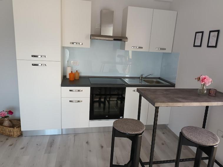 Apartma Oddih Dutovlje Exteriér fotografie